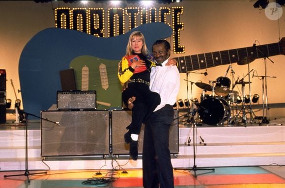 L'animatrice a notamment écrit : "Sa voix nous a bercés dans nos plus beaux rendez-vous".

Archives - Chuck Berry et Dorothée en 1993.

Photo : JLPPA / Bestimage