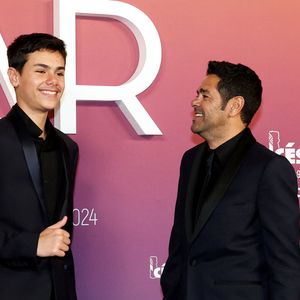 Jamel Debbouze et son fils Léon - Photocall des lauréats (press room) lors de la 49ème édition de la cérémonie des César à l'Olympia à Paris le 23 février 2024. © Dominique Jacovides / Olivier Borde / Bestimage