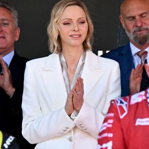 Le prince Albert II de Monaco et la princesse Charlene ont remis les prix du Monaco E-Prix Round 10, entouré par Alejandro Agag, fondateur et président de Formula E, Michel Boéri, le président de l'Automobile Club de Monaco, Alberto Longo, le co-fondateur de la Formula-E, Christophe Mirmand, le ministre d'Etat de la Principauté, et Jeff Dodds, le PDG de la Formula E, durant le Monaco E-Prix 2026, Round 10, le 17 mai 2026. Olivier Rowland, au volant de sa Nissan E-4DRCE 05 a remporté la course devanrt Felipe Drugovich, pilotant une Porsche, suivi par Antonio Felix Da Costa au volant d'une Jaguar I Type 7. © Bruno Bebert / Bestimage