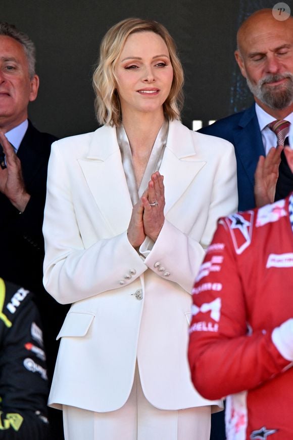 Le prince Albert II de Monaco et la princesse Charlene ont remis les prix du Monaco E-Prix Round 10, entouré par Alejandro Agag, fondateur et président de Formula E, Michel Boéri, le président de l'Automobile Club de Monaco, Alberto Longo, le co-fondateur de la Formula-E, Christophe Mirmand, le ministre d'Etat de la Principauté, et Jeff Dodds, le PDG de la Formula E, durant le Monaco E-Prix 2026, Round 10, le 17 mai 2026. Olivier Rowland, au volant de sa Nissan E-4DRCE 05 a remporté la course devanrt Felipe Drugovich, pilotant une Porsche, suivi par Antonio Felix Da Costa au volant d'une Jaguar I Type 7. © Bruno Bebert / Bestimage