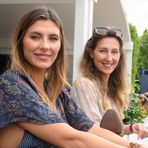 Mathilde Cerf et sa sœur Camille Cerf assistent au Jumping Eiffel de Paris 2022 le 26 juin 2022 à Paris, France. Photo par Laurent Zabulon/ABACAPRESS.COM