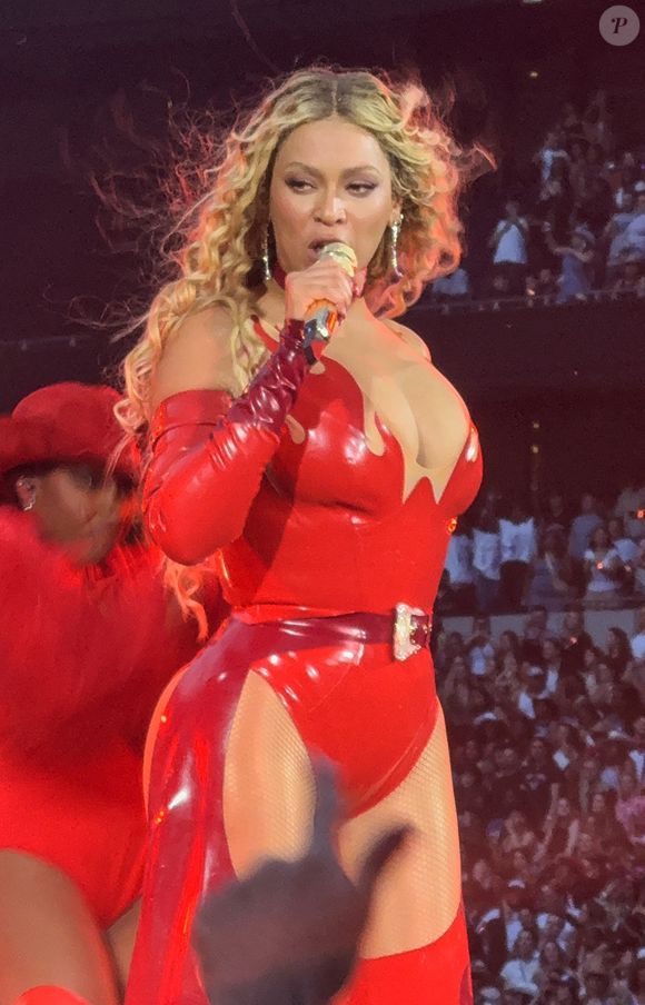 Londres, ROYAUME-UNI - Beyoncé se produit lors du dernier concert de sa tournée Cowboy Carter au Tottenham Hotspur Stadium à Londres le 16 juin 2025.

Photo : Backgrid UK/ Bestimage