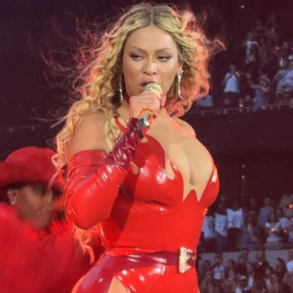 Londres, ROYAUME-UNI - Beyoncé se produit lors du dernier concert de sa tournée Cowboy Carter au Tottenham Hotspur Stadium à Londres le 16 juin 2025.

Photo : Backgrid UK/ Bestimage