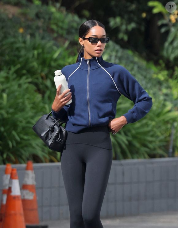 Los Angeles, CA - Laura Harrier a été aperçue se rendant à un cours de Pilates à Beverly Hills, arborant une tenue élégante et sans effort. L'actrice a associé un sweat-shirt zippé bleu marine à un legging noir et à des sandales, complétant son look par une queue de cheval et des lunettes de soleil noires ;



Sur la photo : Laura Harrier