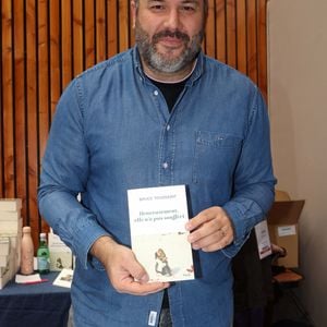 Bruce Toussaint lors de la 41ème Foire du Livre de Brive dans La Halle Brassens, à Brive-la-Gaillarde, France, le 11 novembre 2023. © Jean-Marc-Lhomer/Bestimage