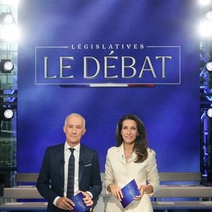 L'animateur et journaliste de TF1 Gilles Bouleau (G) et l'animatrice et journaliste Anne-Claire Coudray posent avant un débat politique diffusé sur la chaîne de télévision française TF1, à Boulogne-Billancourt, en région parisienne, le 25 juin 2024. Photo by Dimitar Dilkoff/Pool/ABACAPRESS.COM