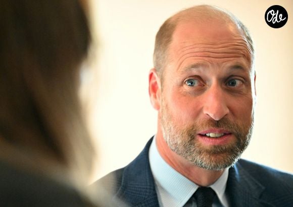 Le prince William aide un locataire à transporter des meubles dans son nouvel appartement lors d'une visite à l'association de logement social Langstane, à Aberdeen le 30 juin 2026.
Andy Buchanan/WPA-Pool/Julien Burton/ Bestimage