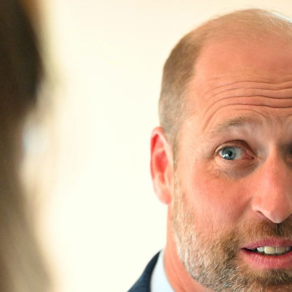 Le prince William aide un locataire à transporter des meubles dans son nouvel appartement lors d'une visite à l'association de logement social Langstane, à Aberdeen le 30 juin 2026.
Andy Buchanan/WPA-Pool/Julien Burton/ Bestimage
