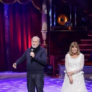 Stéphane Rolland et son mari Pierre, Jean-Jacques Debout, Chantal Goya, lors de la représentation pour Les Pièces Jaunes du Cirque Bouglione au Cirque d’Hiver organisée par le couturier Stéphane Rolland et Pierre Martinez, Paris, France, le 10 janvier 2026. © Jack Tribeca / Bestimage