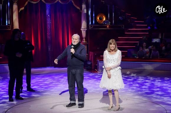 Stéphane Rolland et son mari Pierre, Jean-Jacques Debout, Chantal Goya, lors de la représentation pour Les Pièces Jaunes du Cirque Bouglione au Cirque d’Hiver organisée par le couturier Stéphane Rolland et Pierre Martinez, Paris, France, le 10 janvier 2026. © Jack Tribeca / Bestimage