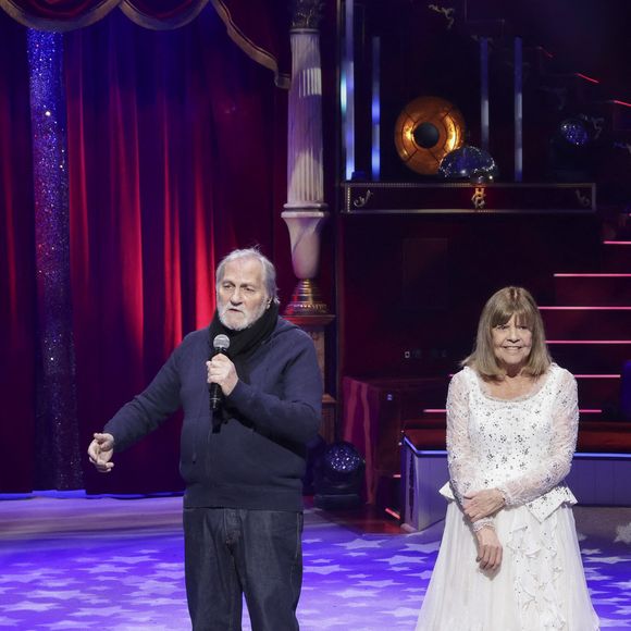 Stéphane Rolland et son mari Pierre, Jean-Jacques Debout, Chantal Goya, lors de la représentation pour Les Pièces Jaunes du Cirque Bouglione au Cirque d’Hiver organisée par le couturier Stéphane Rolland et Pierre Martinez, Paris, France, le 10 janvier 2026. © Jack Tribeca / Bestimage