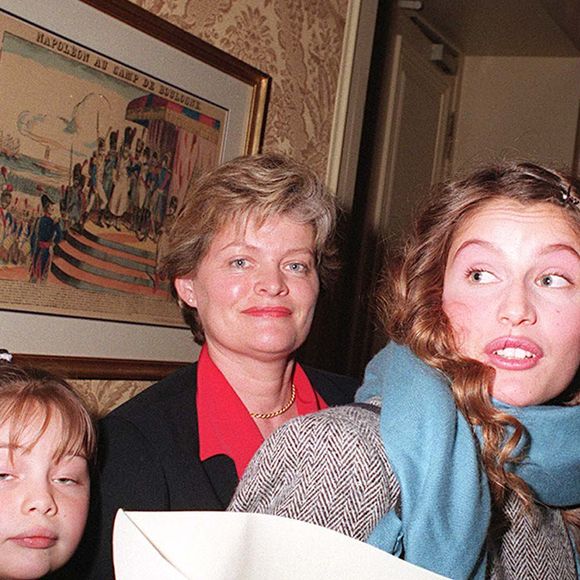 Archives - Laetitia Casta avec sa sœur Marie-Ange Casta et sa mère à Paris en 1999. Crédit : RINDOFF-GARCIA / BESTIMAGE