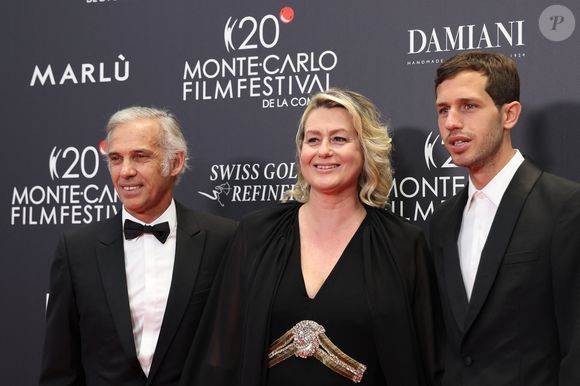 Luana Belmondo, Paul Belmondo et leur fils Victor - Soirée de clôture du 20eme Monte Carlo Film Festival de la Comédie, au Grimaldi Forum à Monaco. Le 29 avril 2023. 
© Claudia Albuquerque / Bestimage
