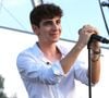 Son titre a dépassé les 15 000 écoutes, un premier succès dont il s'est réjoui sur les réseaux sociaux.

Léon Hesby, le fils de P.Bruel, se produit pour la première fois sur scène en France, au festival des Sables-d'Olonne.
Noël Carrier / Bestimage