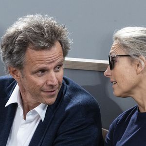 Anne-Sophie Lapix et son mari Arthur Sadoun en tribunes lors des Internationaux de France de Tennis de Roland Garros 2025, à Paris, France, le 6 juin 2025. © Jacovides-Moreau/Bestimage