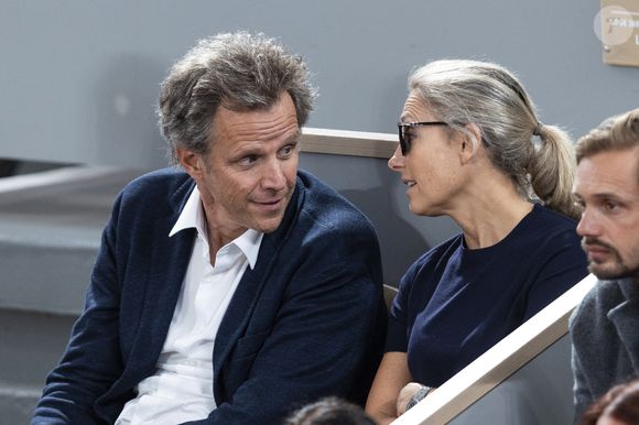Anne-Sophie Lapix et son mari Arthur Sadoun en tribunes lors des Internationaux de France de Tennis de Roland Garros 2025, à Paris, France, le 6 juin 2025. © Jacovides-Moreau/Bestimage