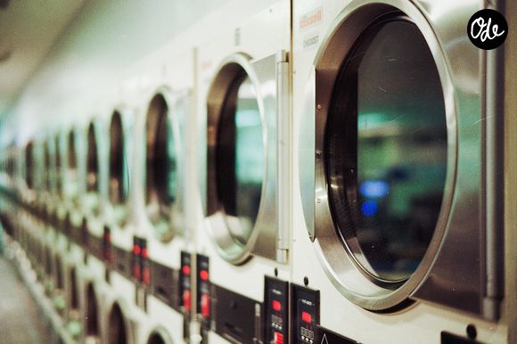 Mettre des boules de papier aluminium dans la machine à laver : pourquoi cette astuce séduit de plus en plus.