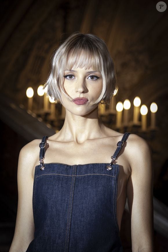 tout en révélant pourquoi !

Angèle au photocall du deuxième défilé de mode Chanel Haute-Couture automne-hiver 2024/2025 au palais Garnier lors de la Fashion Week de Paris, France, le 25 juin 2024. © Olivier Borde/Bestimage