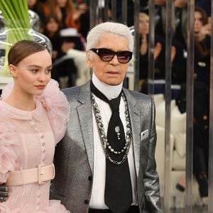 Lily-Rose Depp et Karl Lagerfeld marchent sur le podium pendant les défilés Chanel Haute Couture printemps-été 2017 dans le cadre de la semaine de la mode de Paris, le 24 janvier 2017 à Paris, France. Photo Laurent Zabulon/ABACAPRESS.COM