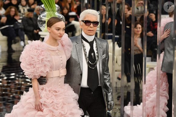 Lily-Rose Depp et Karl Lagerfeld marchent sur le podium pendant les défilés Chanel Haute Couture printemps-été 2017 dans le cadre de la semaine de la mode de Paris, le 24 janvier 2017 à Paris, France. Photo Laurent Zabulon/ABACAPRESS.COM