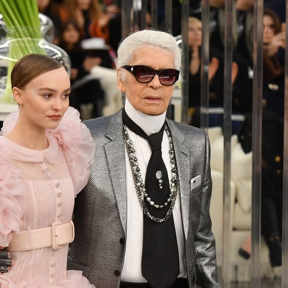 Lily-Rose Depp et Karl Lagerfeld marchent sur le podium pendant les défilés Chanel Haute Couture printemps-été 2017 dans le cadre de la semaine de la mode de Paris, le 24 janvier 2017 à Paris, France. Photo Laurent Zabulon/ABACAPRESS.COM