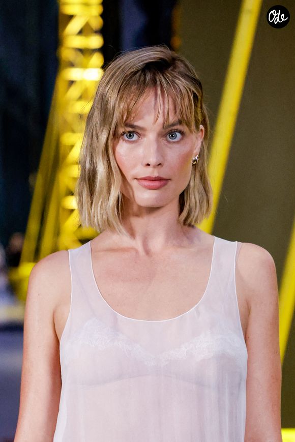 De la cueillette manuelle à la distillation, la comédienne a suivi toutes les étapes de fabrication de ces essences d'exception.   

Margot Robbie au photocall du défilé Chanel Collection Femme Prêt-à-Porter Automne/Hiver 2026-2027 lors de la Fashion Week de Paris, au Grand Palais, à Paris, le 9 mars 2026.

© Olivier Borde/Bestimage