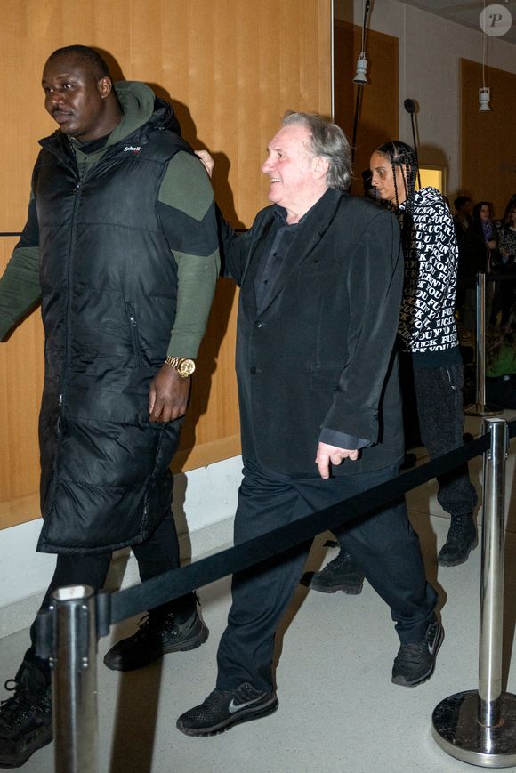 Gérard Depardieu, accompagné de sa fille Roxane, quitte son procès pour agressions sexuelles sur deux femmes lors d'un tournage de film en 2021 au tribunal correctionnel de Paris, France, le 24 mars 2025. Depardieu, 76 ans, qui a réalisé plus de 200 films et séries télévisées, a été accusé de comportement inapproprié par une vingtaine de femmes, mais c'est la première affaire à être jugée. Les deux plaignantes - Amélie, 54 ans, décoratrice, et Sarah (nom modifié), 34 ans, assistante réalisatrice - allèguent une agression sexuelle lors du tournage en 2021 de « Les Volets Verts » du réalisateur Jean Becker. © Yehiel Chekroune/Bestimage