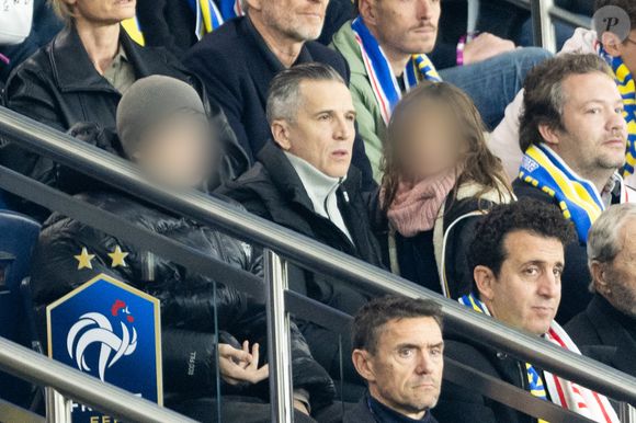 Guillaume Canet et ses enfants Marcel et Louise dans les tribunes du match de qualification de la Coupe du monde 2026 entre la France contre l'Ukraine (4-0) au Parc des Princes à Paris le 13 novembre 2025. © Cyril moreau/Bestimage