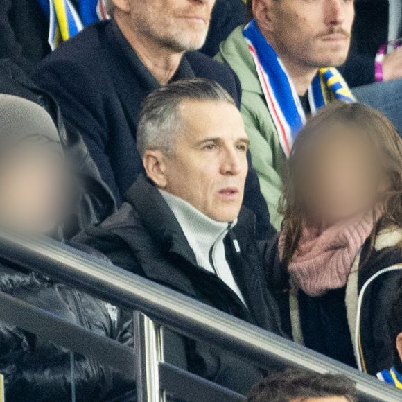 Guillaume Canet et ses enfants Marcel et Louise dans les tribunes du match de qualification de la Coupe du monde 2026 entre la France contre l'Ukraine (4-0) au Parc des Princes à Paris le 13 novembre 2025. © Cyril moreau/Bestimage