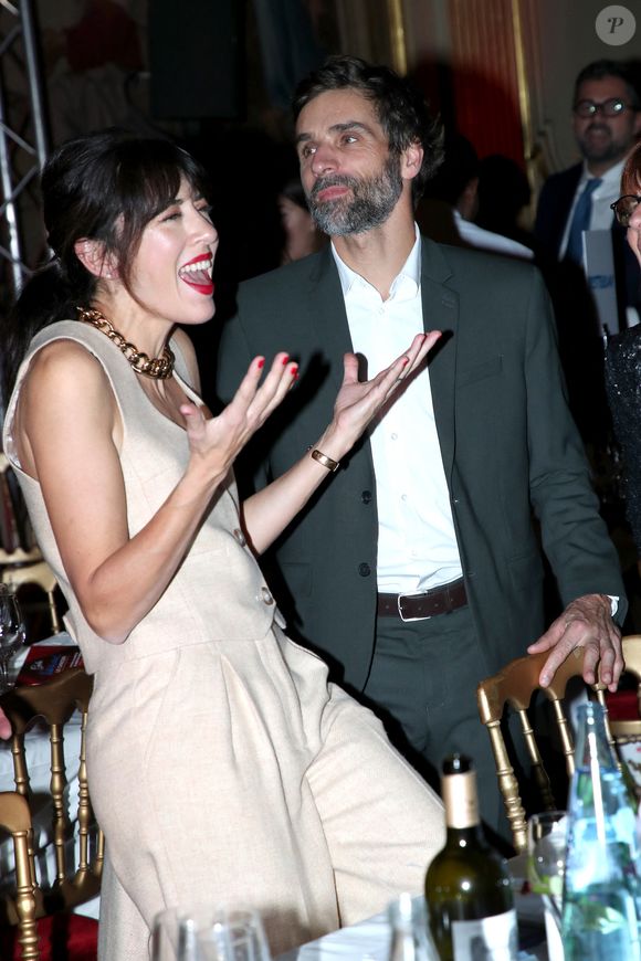 En couple depuis 2008, ils ont choisi de s’éloigner de l’agitation parisienne afin de vivre au grand air, un choix qu’ils ne regrettent en rien. 

Exclusif - Nolwenn Leroy danse sur le rythme de la musique des Beatles avec son mari Arnaud Clément - Dîner de Gala "Vaincre le cancer" au profit de la lutte contre les cancers dans les salons du Cercle de l'Union Interalliée à Paris le 17 Novembre 2024. © Bertrand Rindoff / Bestimage