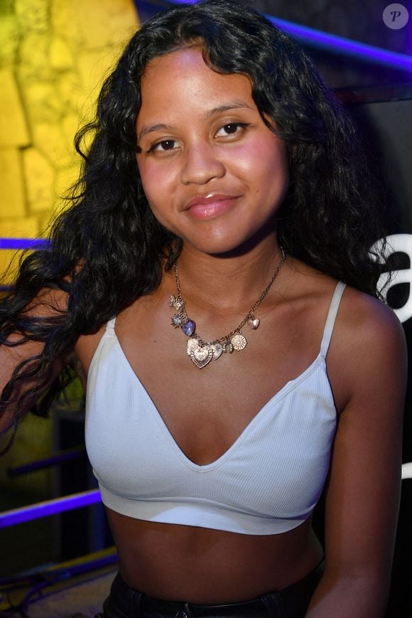 La chanteuse Maheva - Prime d'Amazon fait sa fête foraine au Bridge Club à Paris le 25 juin 2025.  Hier soir, le Bridge Club s’est métamorphosé en fête foraine où de nombreuses personnalités se sont réunies pour célébrer Prime Day, l’événement shopping estival qui animera l’été du 8 au 11 juillet.
 © Veeren/Bestimage
