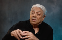 Enrico Macias évoque le terrible accident de voiture qui a coûté la vie à son frère, mais aussi au grand amour de Serge Lama en 1965 lors de son interview pour le média Legend sur YouTube le dimanche 17 août 2025.
Crédit : YouTube/Legend