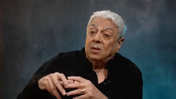 Enrico Macias évoque le terrible accident de voiture qui a coûté la vie à son frère, mais aussi au grand amour de Serge Lama en 1965 lors de son interview pour le média Legend sur YouTube le dimanche 17 août 2025.
Crédit : YouTube/Legend