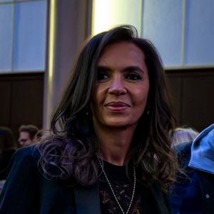 L'animatrice a dévoilé un look estival à tomber, prouvant que le style intemporel a toujours la cote. 

Karine Le Marchand - Meeting de solidarité avec le peuple iranien “Iran, silence on tue!” à la Maison de la Chimie à Paris le 9 février 2026. © Vicenzo Arnone/Bestimage