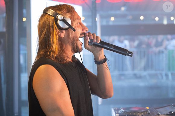 Le célèbre DJ est épaulé depuis la moitié de ce temps par une personne chère à son coeur qui s'occupe notamment de ses affaires financières.

Exclusif - Bob Sinclar en concert lors de la 1ère édition du "Festival Europe 2" au Quai de la Photo à Paris le 18 juin 2025. © Thibault Duboucher/Bestimage