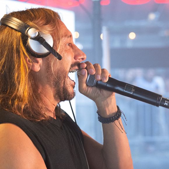 Le célèbre DJ est épaulé depuis la moitié de ce temps par une personne chère à son coeur qui s'occupe notamment de ses affaires financières.

Exclusif - Bob Sinclar en concert lors de la 1ère édition du "Festival Europe 2" au Quai de la Photo à Paris le 18 juin 2025. © Thibault Duboucher/Bestimage