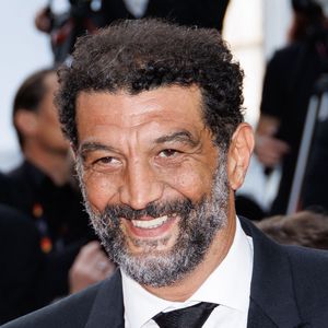 "J'annule des films pour passer du temps. Je me dis : 'Qu'est-ce que je fais ? J'accepte ce film, je pars trois mois ou je fais trois mois rien avec mon fils du matin au soir ?', a-t-il révélé, avant d'avouer : "C'est toujours la deuxième option."

Ramzy Bedia - Montée des marches du film « The Phoenician Scheme » lors du 78ème Festival International du Film de Cannes, au Palais des Festivals à Cannes. Le 18 mai 2025 © Jacovides-Moreau / Bestimage