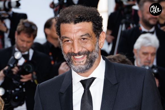 "J'annule des films pour passer du temps. Je me dis : 'Qu'est-ce que je fais ? J'accepte ce film, je pars trois mois ou je fais trois mois rien avec mon fils du matin au soir ?', a-t-il révélé, avant d'avouer : "C'est toujours la deuxième option."

Ramzy Bedia - Montée des marches du film « The Phoenician Scheme » lors du 78ème Festival International du Film de Cannes, au Palais des Festivals à Cannes. Le 18 mai 2025 © Jacovides-Moreau / Bestimage