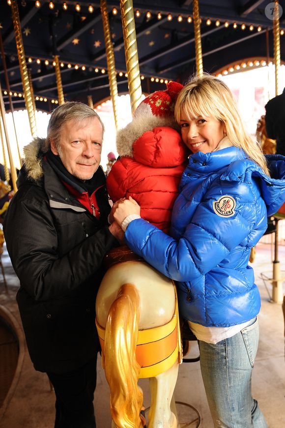 Le chanteur français Renaud Séchan et Romane Serda posent à Disneyland Resort Paris le 12 février 2009, avec leur fils Malone. Photo par Thierry Orban/Abaca
