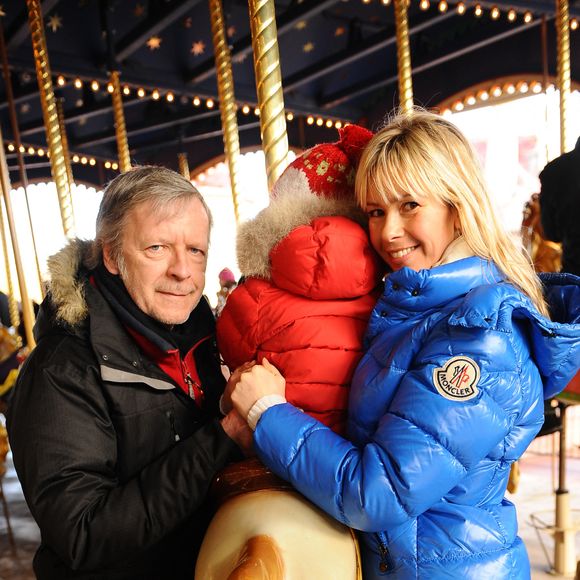 Le chanteur français Renaud Séchan et Romane Serda posent à Disneyland Resort Paris le 12 février 2009, avec leur fils Malone. Photo par Thierry Orban/Abaca