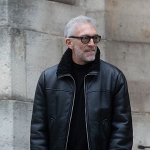 Vincent Cassel a pu découvrir la cuisine méditerranéenne centrée sur des produits d'une qualité exceptionnelle que propose le restaurant au décor pensé pour allier la chaleur du Sud au luxe le plus pointu : parquet massif, chaises en rotin, tentures en lin et œuvres d'art parsemées de-ci de-là. 

Vincent Cassel - Personnalités à la cérémonie en hommage à Tchéky Karyo dans l'église Saint Roch à Paris le 13 novembre 2025.
© Tiphaine Praud-Lebely / Bestimage