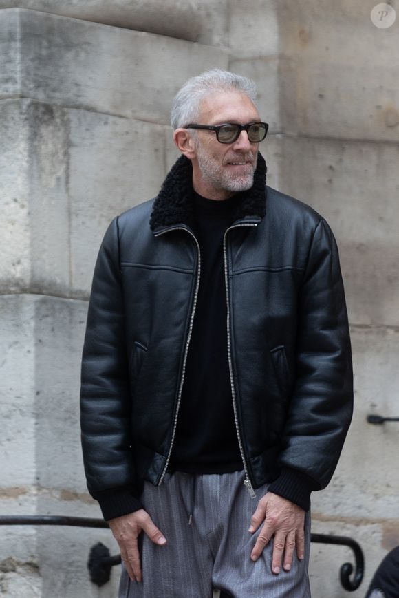 Vincent Cassel a pu découvrir la cuisine méditerranéenne centrée sur des produits d'une qualité exceptionnelle que propose le restaurant au décor pensé pour allier la chaleur du Sud au luxe le plus pointu : parquet massif, chaises en rotin, tentures en lin et œuvres d'art parsemées de-ci de-là. 

Vincent Cassel - Personnalités à la cérémonie en hommage à Tchéky Karyo dans l'église Saint Roch à Paris le 13 novembre 2025.
© Tiphaine Praud-Lebely / Bestimage