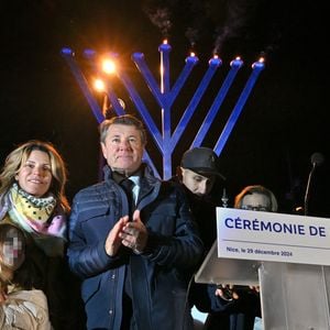Exclusif - Christian Estrosi, le maire de Nice, sa femme Laura Tenoudji Estrosi et leur fille Bianca ont participé à l'allumage de la 5eme bougie de la fête juive de Hanoucca (noël juif) à Nice, au jardin d'Arménie, près de la Promenade des Anglais, le 29 décembre 2024.  © Bruno Bebert/Bestimage