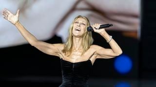 Céline Dion perd soudainement l'équilibre lors de son 11e concert à Paris : "Heureusement que vous êtes là"