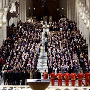 L'assistance rend hommage aux pompiers de Paris - Cérémonie de réouverture de la cathédrale Notre-Dame de Paris, le 7 décembre 2024. Joyau de l’art gothique, lieu de culte et de culture, symbole universel de la France et de son histoire, la cathédrale de Notre-Dame de Paris rouvre ses portes les 7 et 8 décembre, cinq ans après le terrible incendie qui l’avait ravagée le 15 avril 2019. 
© Dominique Jacovides / Bestimage