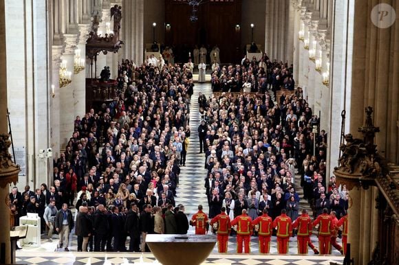 L'assistance rend hommage aux pompiers de Paris - Cérémonie de réouverture de la cathédrale Notre-Dame de Paris, le 7 décembre 2024. Joyau de l’art gothique, lieu de culte et de culture, symbole universel de la France et de son histoire, la cathédrale de Notre-Dame de Paris rouvre ses portes les 7 et 8 décembre, cinq ans après le terrible incendie qui l’avait ravagée le 15 avril 2019. 
© Dominique Jacovides / Bestimage