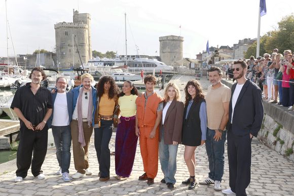 Le tournage de la série Nouveau jour prendra fin le 26 octobre 2025.
Bastien Bernini, Bruno Solo, Siham Falhoune, Aurelie Konate, Marion Ayme, Lois Schlieper, Justine Grave, Christophe Herault, Jean-Batiste Maunier de la série Nouveau jour 
La 27e édition du Festival de la Fiction de La Rochelle, vendredi 19 eptembre 2025. © Christophe Aubert via Bestimage