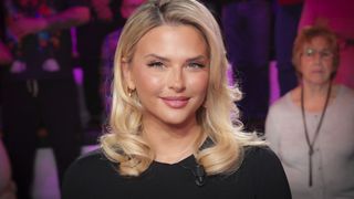 Kelly Vedovelli enceinte de son premier enfant : après l'annonce de sa grossesse, elle partage une nouvelle photo de son ventre arrondi