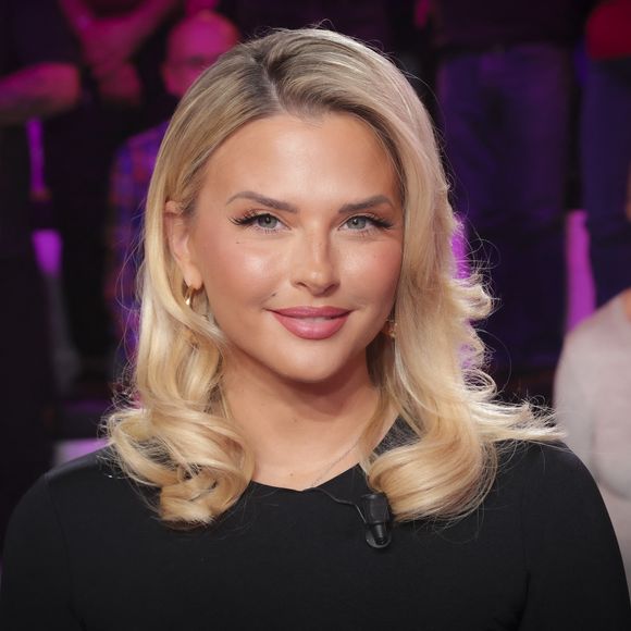 Enceinte de son premier enfant, Kelly Vedovelli a récemment partagé sur Instagram une nouvelle photo de son ventre rond

Exclusif - Kelly Vedovelli sur le plateau de l'émission "Touche pas à mon poste" (TPMP) diffusée en direct sur C8
© Jack Tribeca / Bestimage