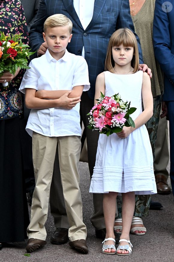 C'est l'année de CM2 que les jumeaux entament, leur dernière année avant le grand saut du collège.

Le prince Albert II de Monaco, sa femme la princesse Charlene et leurs  enfants, le prince héréditaire Jacques et la princesse Gabriella  ont participé au traditionnel pique-nique des Monégasques « U Cavagnëtu » au parc Princesse Antoinette, à Monaco, le 9 septembre 2023. © Bruno Bebert / Bestimage